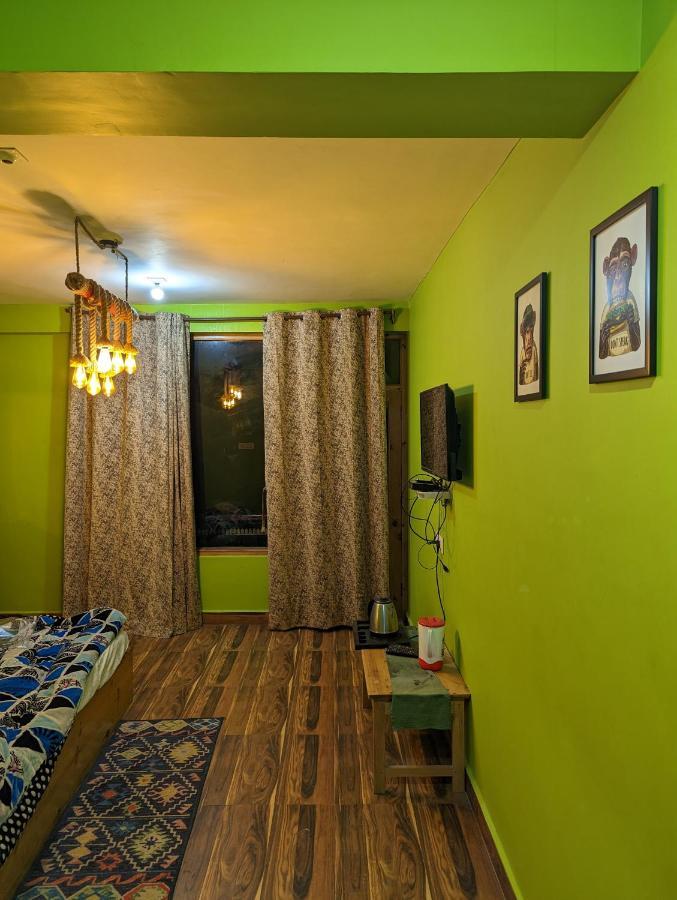 Attic Monkey Cafe & Rooms มะนาลี ภายนอก รูปภาพ