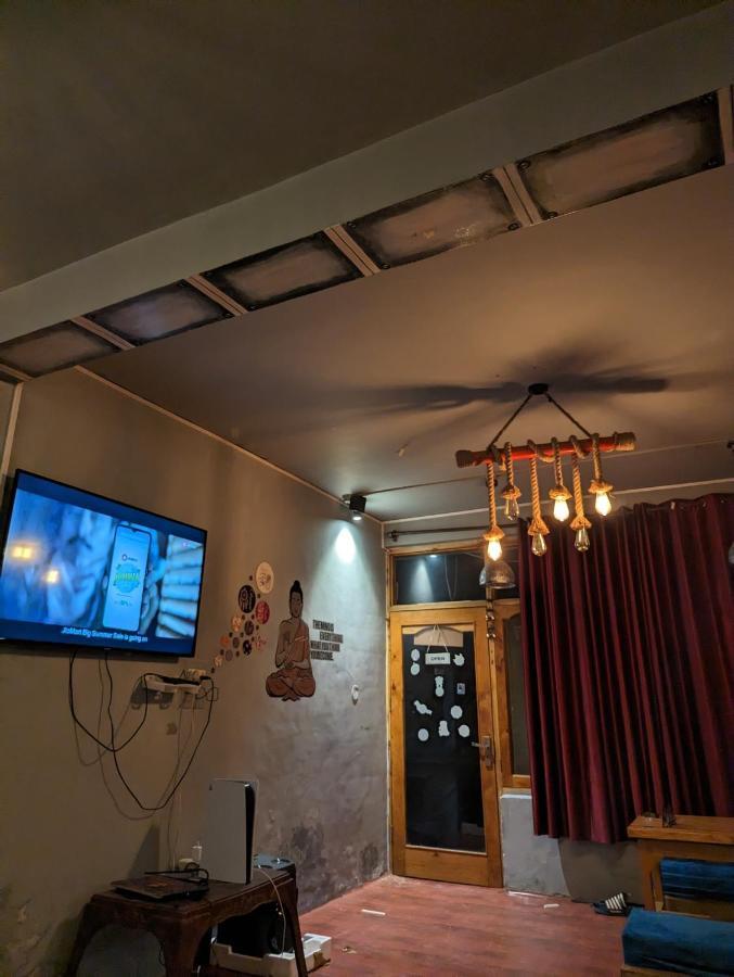 Attic Monkey Cafe & Rooms มะนาลี ภายนอก รูปภาพ