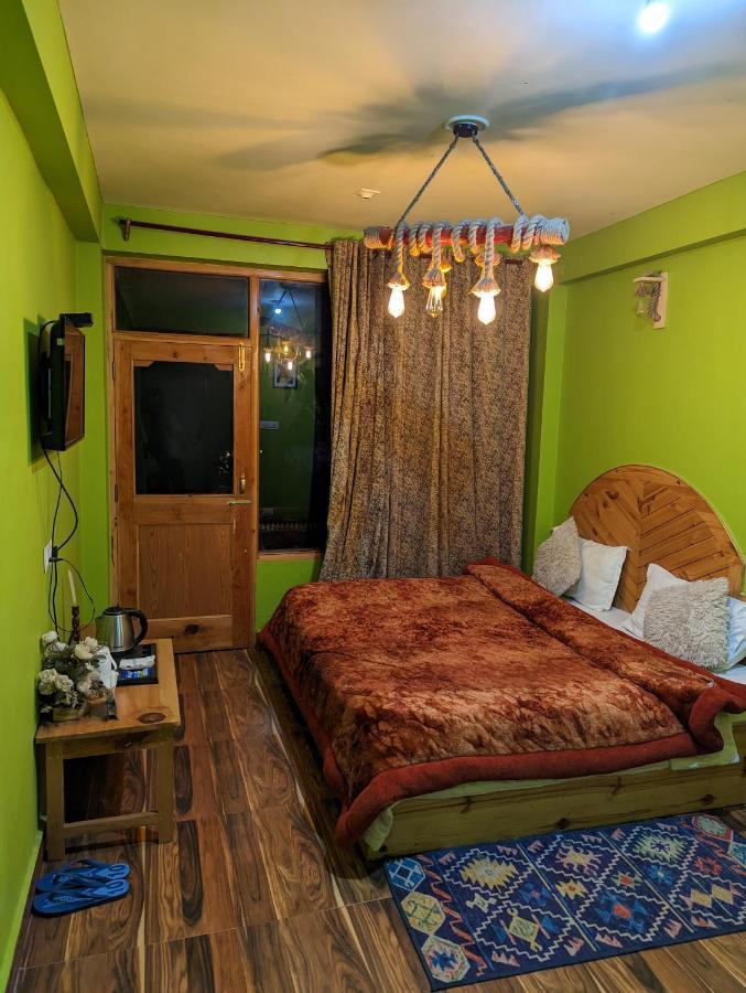 Attic Monkey Cafe & Rooms มะนาลี ภายนอก รูปภาพ