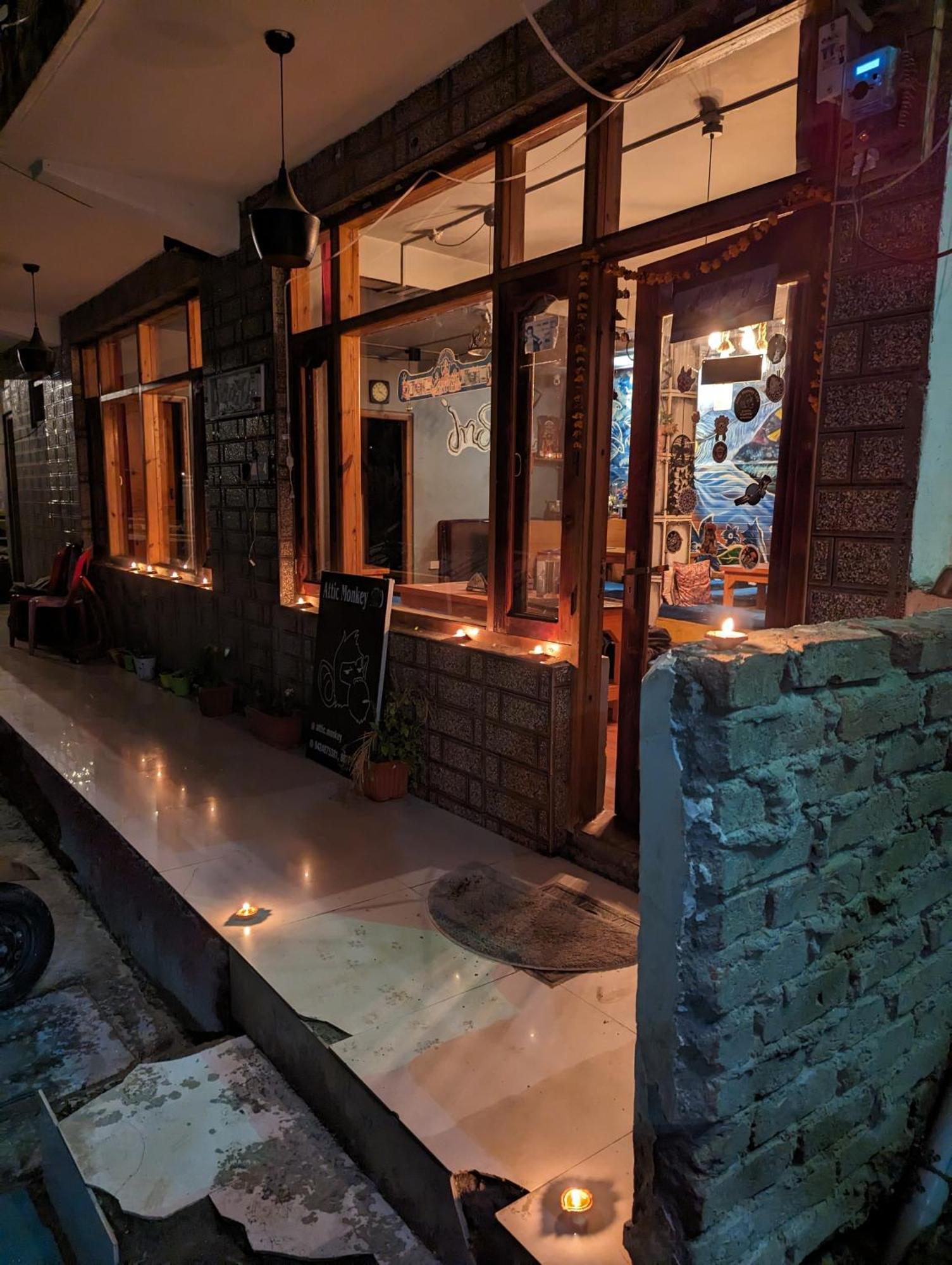 Attic Monkey Cafe & Rooms มะนาลี ภายนอก รูปภาพ